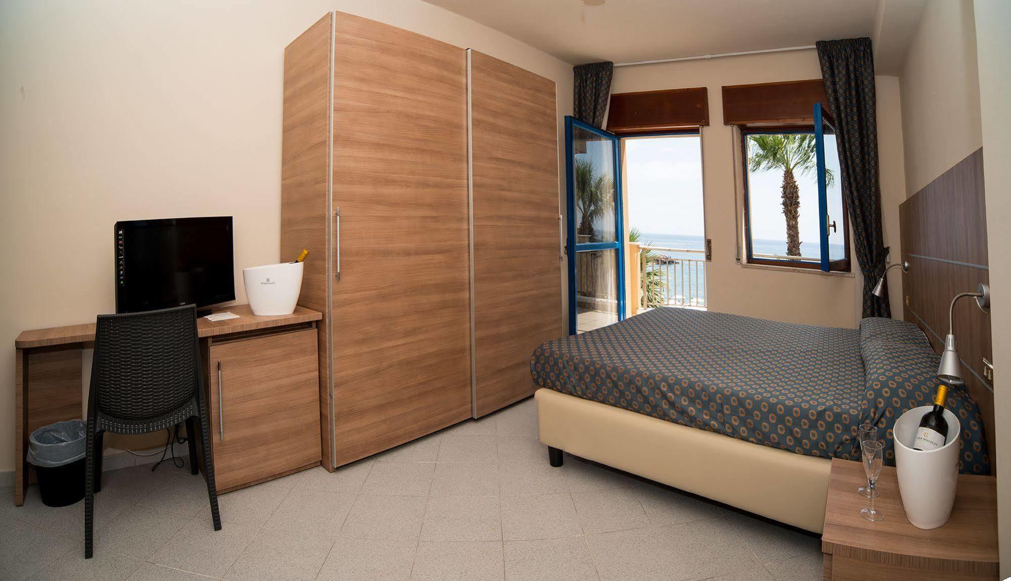 Elihotel SantʼAlessio Siculo Exterior foto